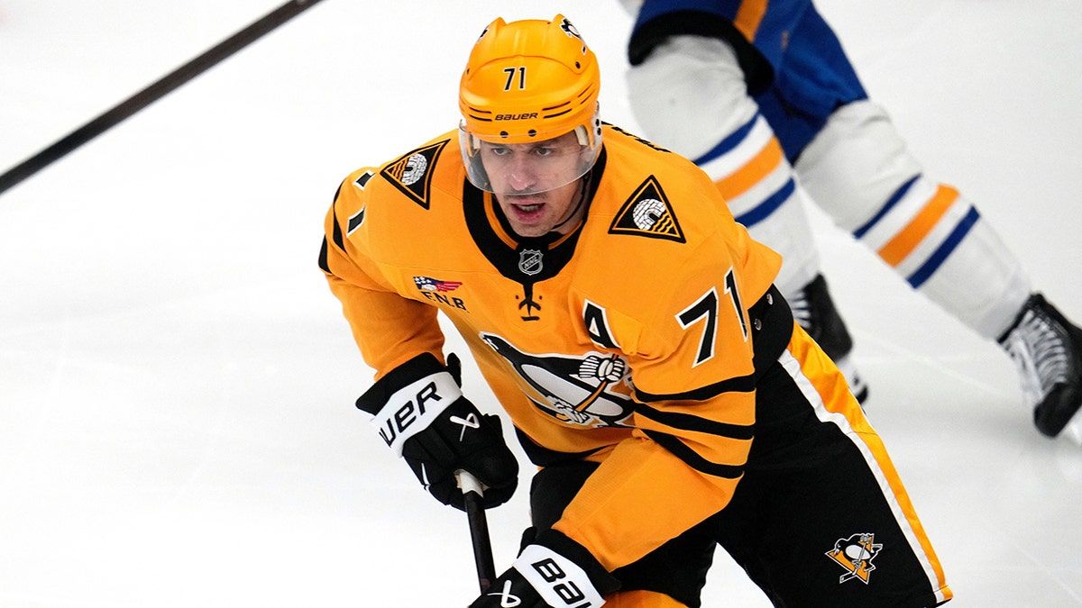 Evgeni Malkin skates