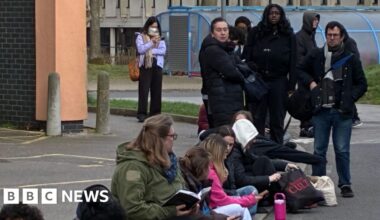 Meningitis cases rise as vaccine queues continue in Kent - BBC