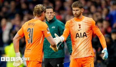 Guglielmo Vicario embracing Antonin Kinsky as he replaces him as Tottenham goalkeeper during their first-leg defeat to Atletico Madrid