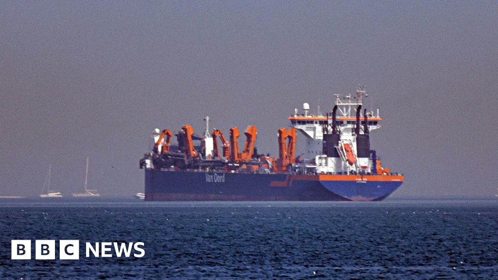 Oil prices jump and shares fall as conflict escalates - BBC