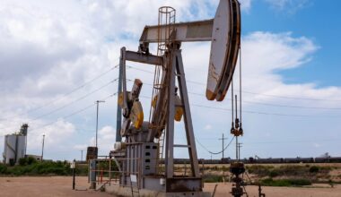 U.S. oil producers could get $63 billion boost from high crude prices, analysis shows