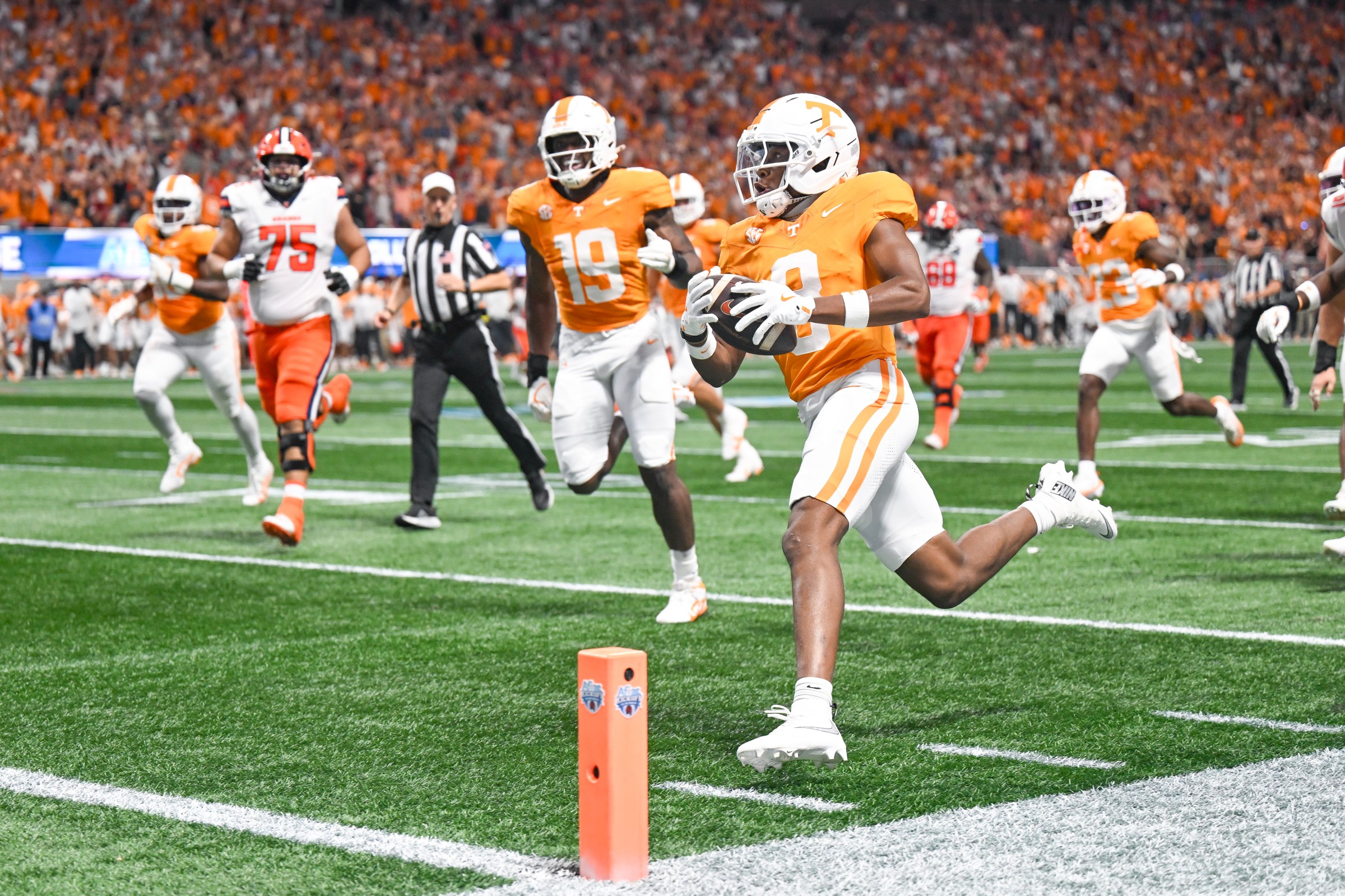 ATLANTA, GA AUGUST 30: Tennessee defensive back Colton Hood (8) returns a fumble for a touchdown during the AFLAC Kickoff Game on August 30th, 2025, at Mercedes-Benz Stadium in Atlanta, GA. (Photo by Rich von Biberstein/Icon Sportswire via Getty Images)