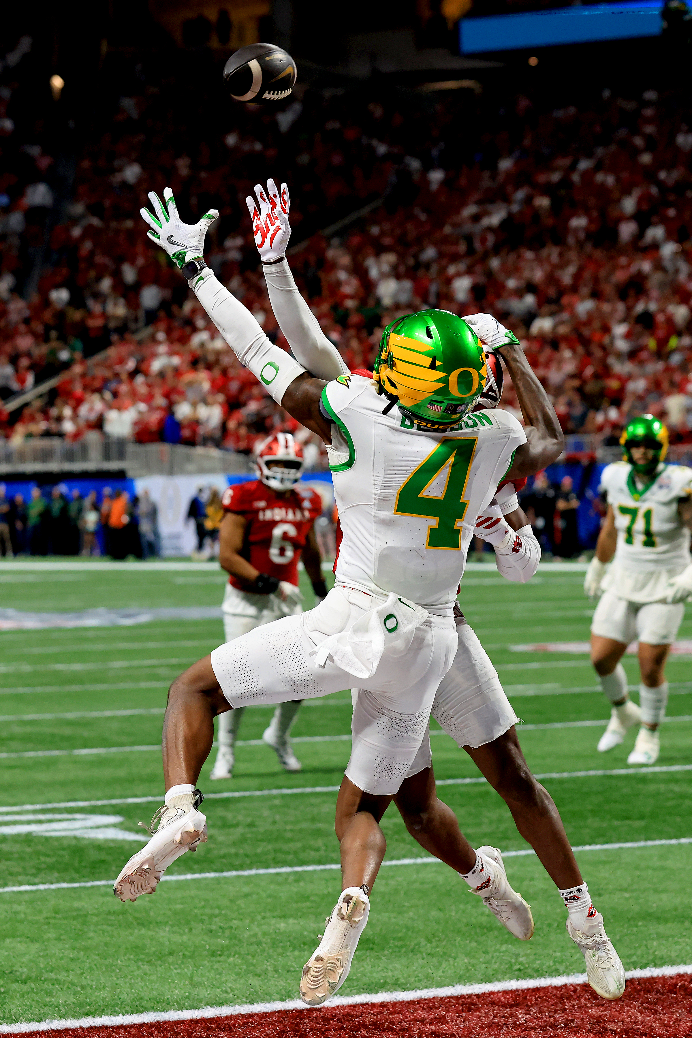 ATLANTA, GA - JANUARY 09: WR Malik Benson #4 of the Oregon Ducks leaps for a pass during the Indiana Hoosiers versus Oregon Ducks College Football Playoff Semifinal at the Chick-fil-A Peach Bowl on January 9, 2026, at Mercedes-Benz Stadium in Atlanta, GA. (Photo by David J. Griffin/Icon Sportswire via Getty Images)