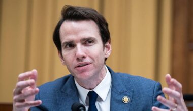 Rep. Kevin Kiley leaves GOP to become an independent, complicating Johnson's majority