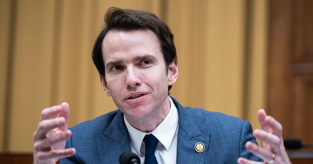 Rep. Kevin Kiley leaves GOP to become an independent, complicating Johnson's majority