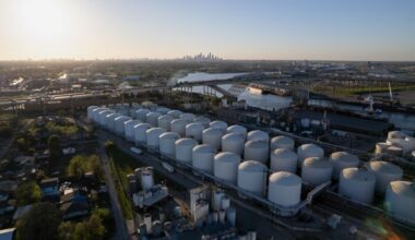 Oil prices climb as war in Iran enters third week