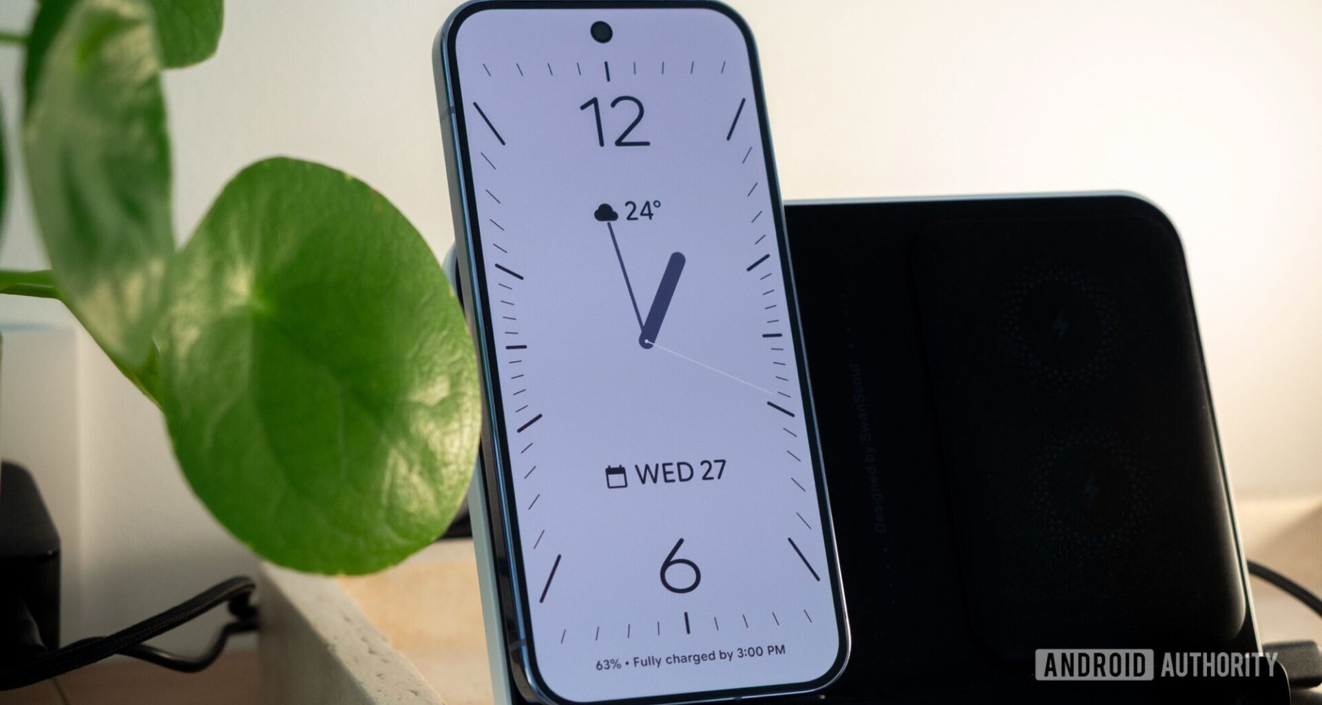 google pixel 10 pro screen saver analog clock