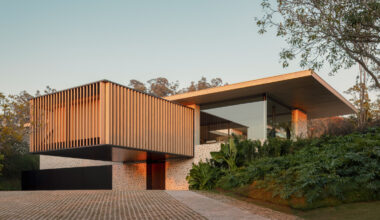 Studio Arthur Casas cantilevers program in Brazilian house