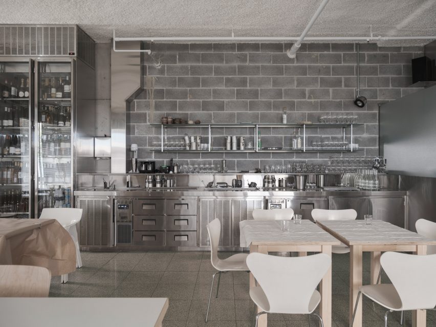 Dining area with mid-century seating and blockwork walls