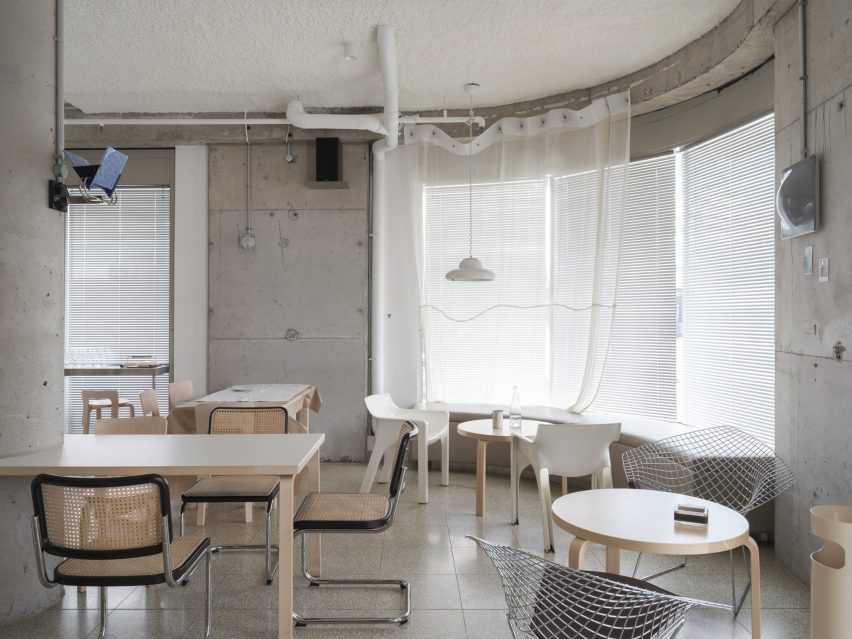 Dining area with mid-century seating and blockwork walls