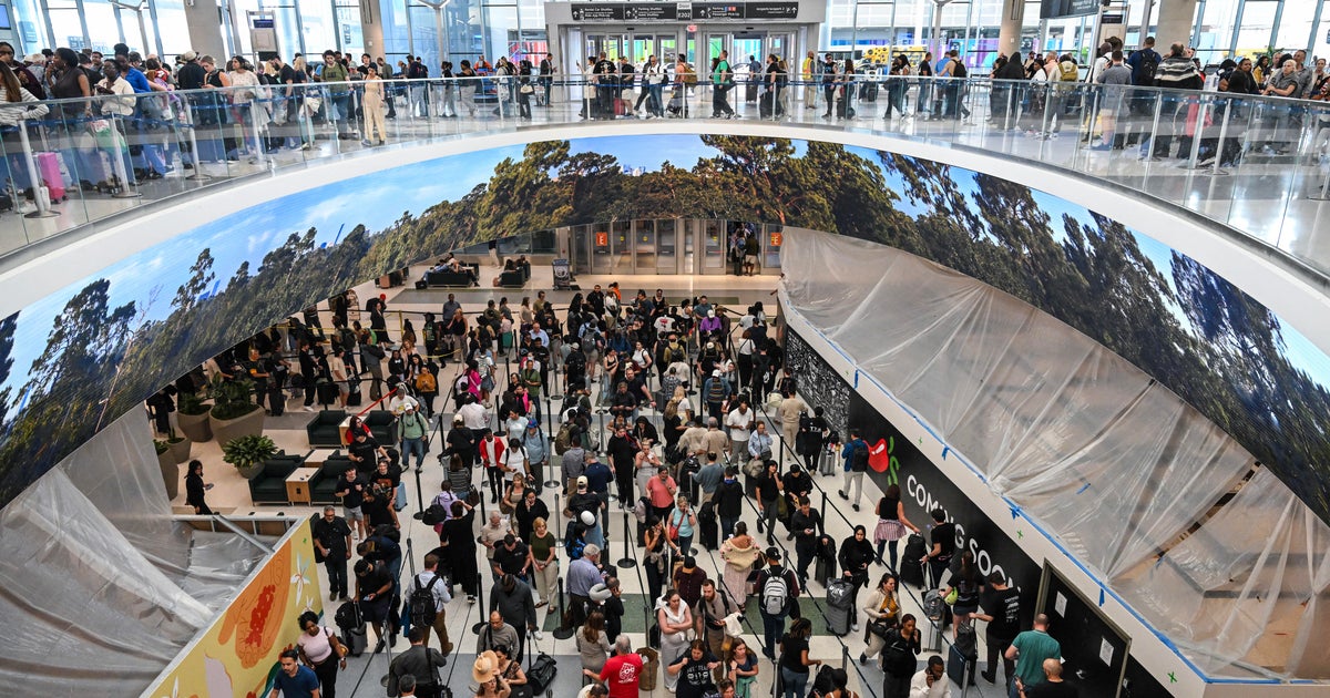 Trump says he'll order DHS to start paying TSA officers as shutdown drags on