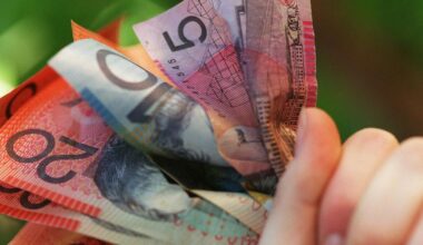 Pro-cash advocates call on the government to expand the cash mandate to Bunnings, McDonald's and Kmart