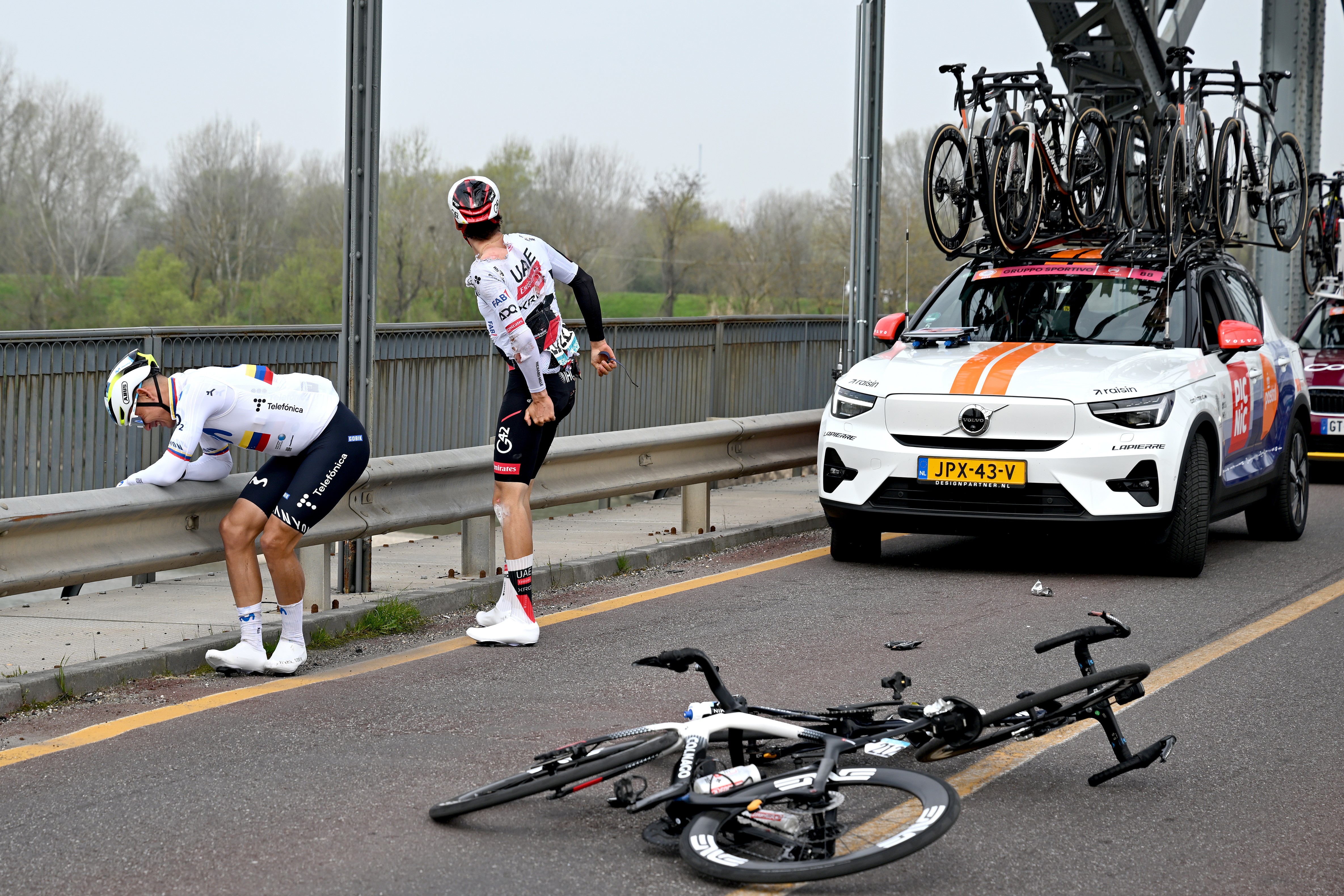 Orluis Aular and Jan Christen crash at Milan-San Remo 2026