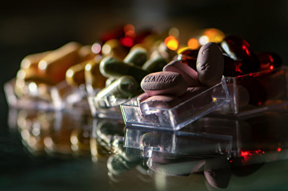 Li et al. evaluated the two-year effect of daily multivitamin-multimineral supplements and cocoa extract (500 mg cocoa flavanols per day, including 80 mg epicatechin) on five DNA methylation measures of biological aging among 958 participants (482 women and 476 men) in the COSMOS study. Image credit: Ri Butov.