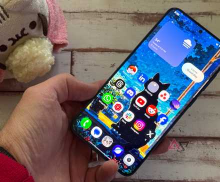 Home screen on the Galaxy S25+