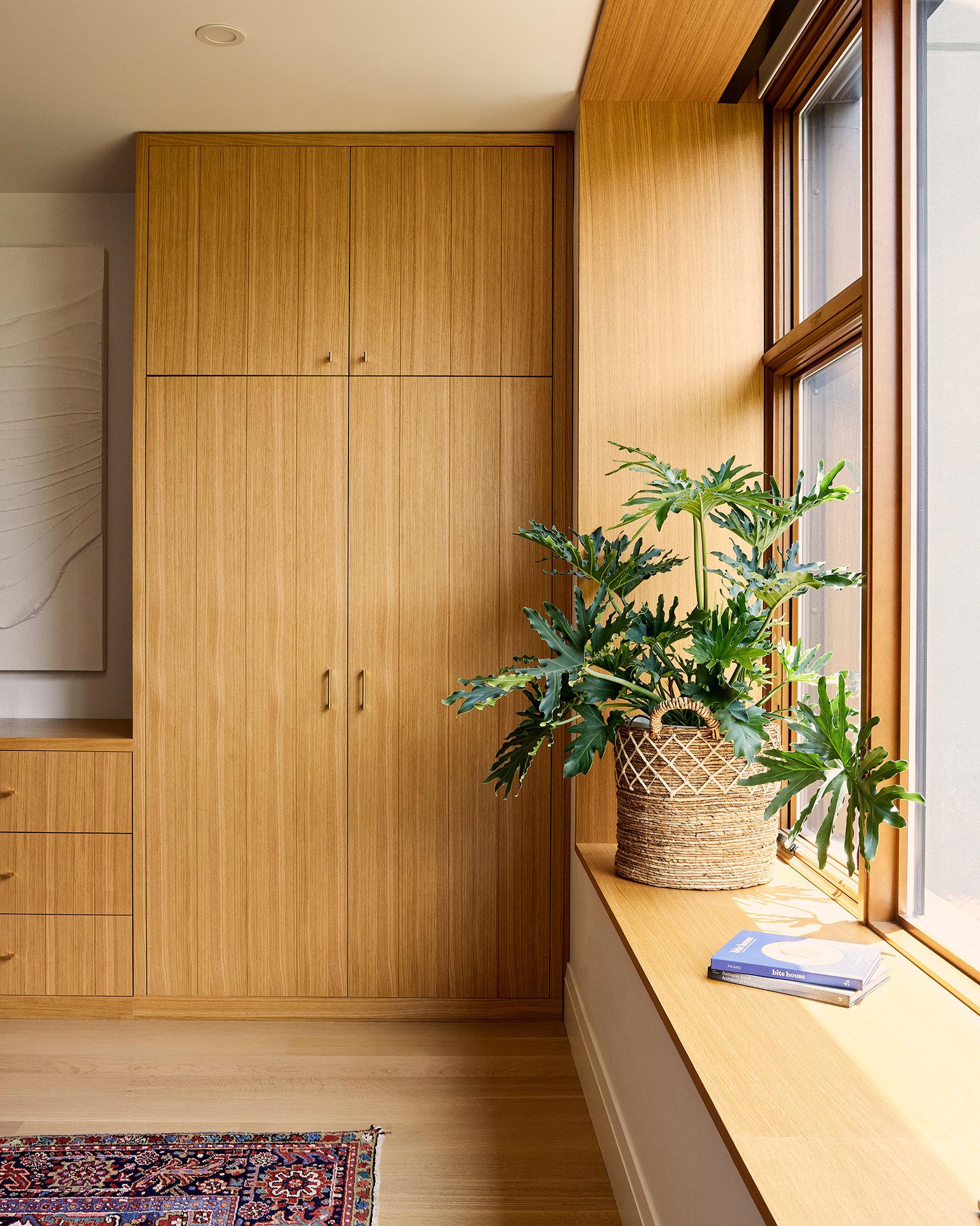 BUILT IN TALL STORAGE WINDOW LEDGGE