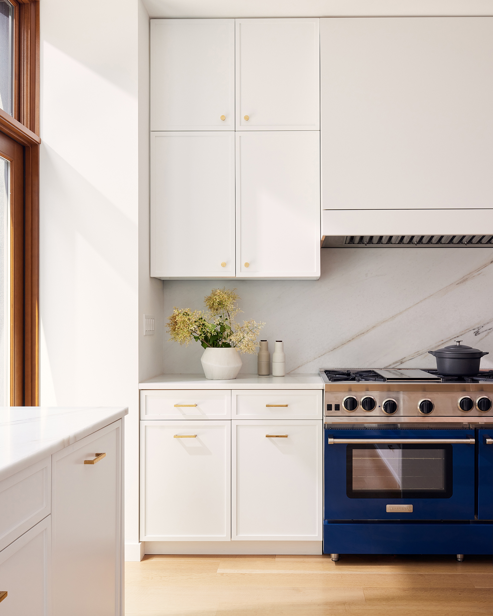 KITCHEN CORNER DETAIL WITH RANGE