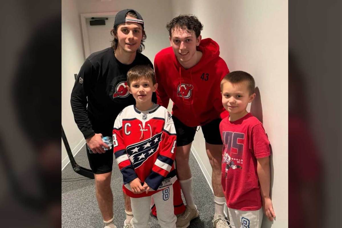 Hughes brothers take photo with Alex Ovechkin’s sons after Capitals-Devils game
