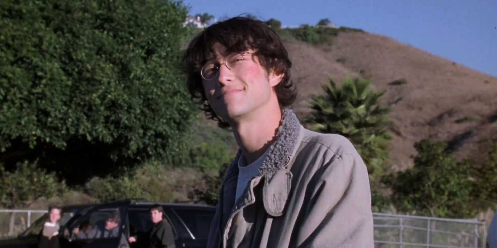Joseph Gordon-Levitt as Brendan Frye standing by a car in Brick