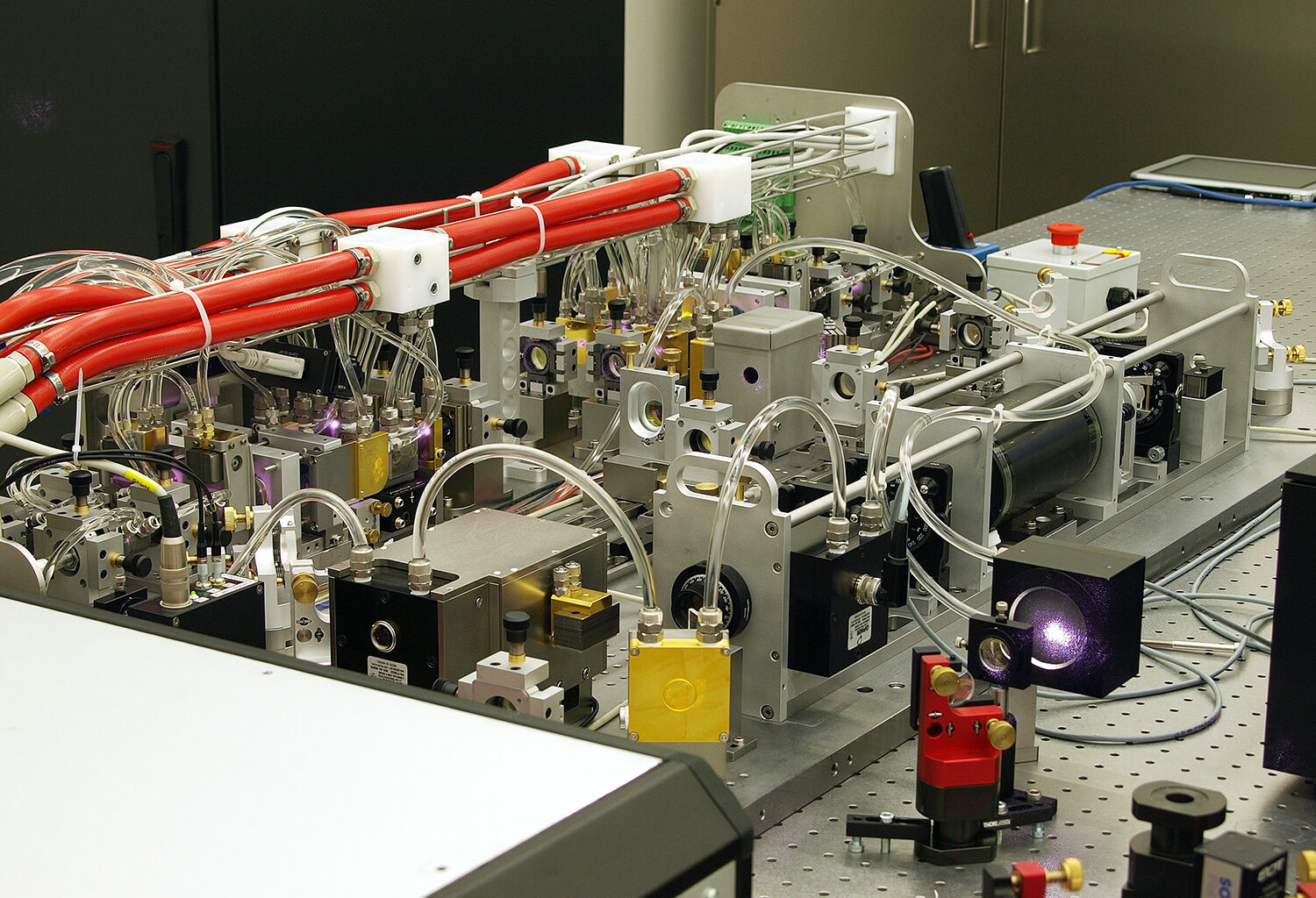 Causality optional? Testing the "indefinite causal order" superposition