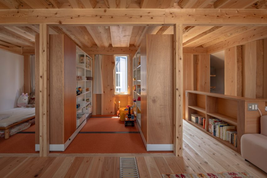 Sliding bookshelf walls in Live Sawn House by ICADA