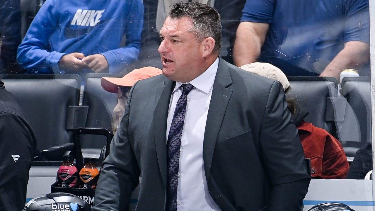 NHL On Tap: Smith to debut as Kings coach against Avalanche