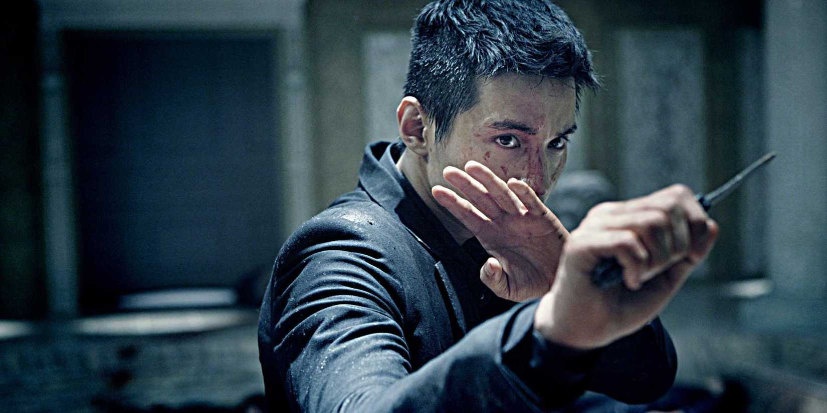 Won Bin as Cha Tae Sik prepares to fight with a screwdriver in The Man From Nowhere