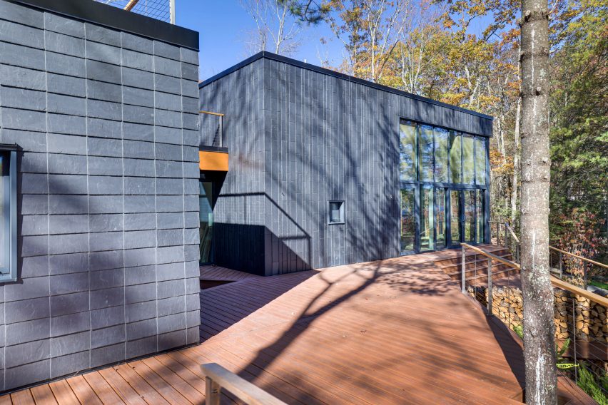Photo of the Mountain Home in Hawley by EMAKI showing two types of Cupclad slate cladding – one in a regular and one in a waterfall pattern