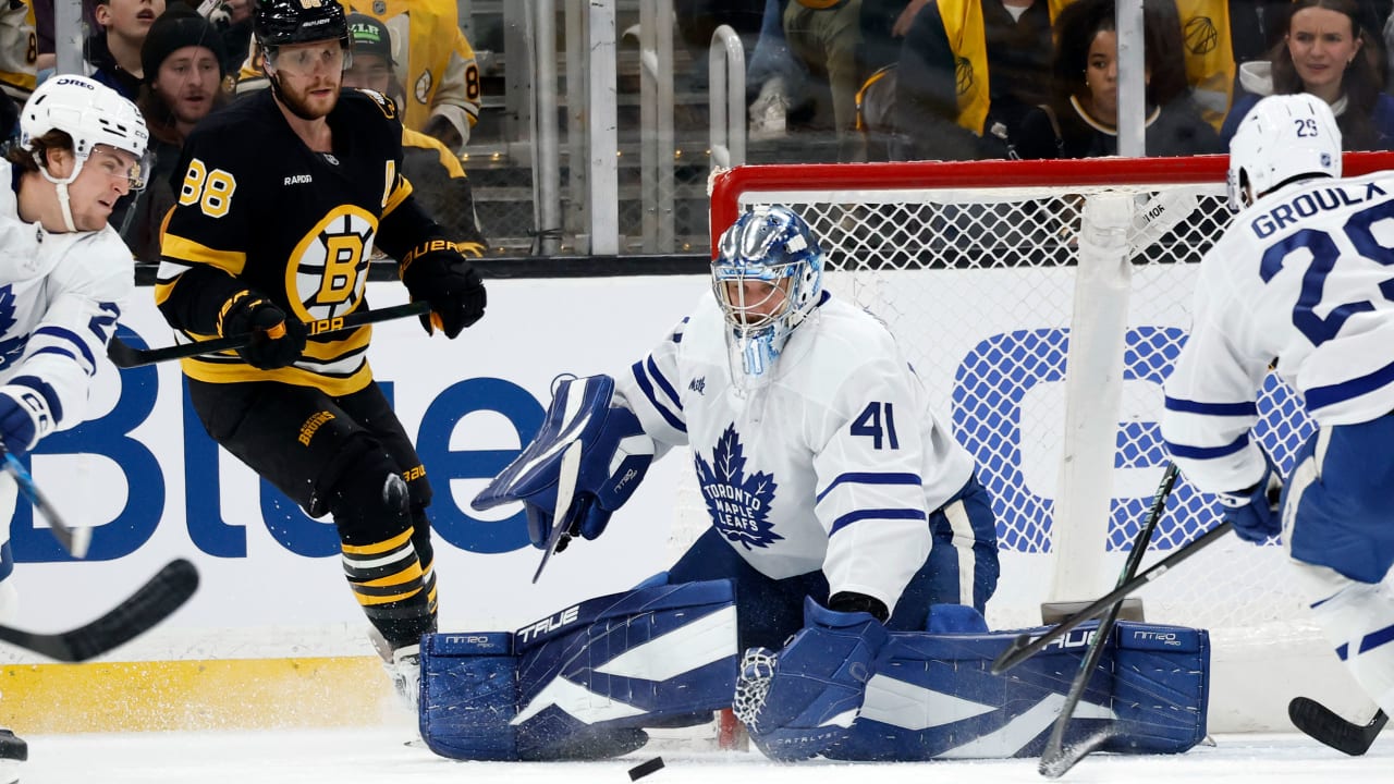 Stolarz helps Maple Leafs defeat Bruins following injury scare