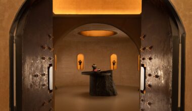 Parinamah Architects references temples in Indian jewellery store