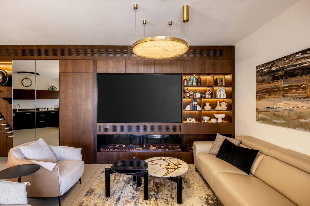 The living room, with claw-friendly upholstery (Photo: Yonatan Tamir) דירה לשוטר רווק, עיצוב: דותן ויסמין כהן