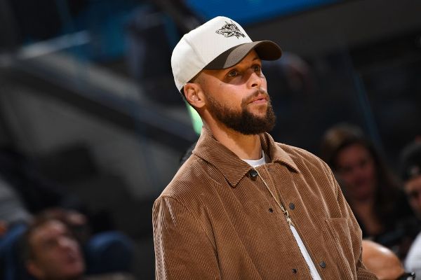 Stephen Curry, still rehabbing knee, out 'little longer'