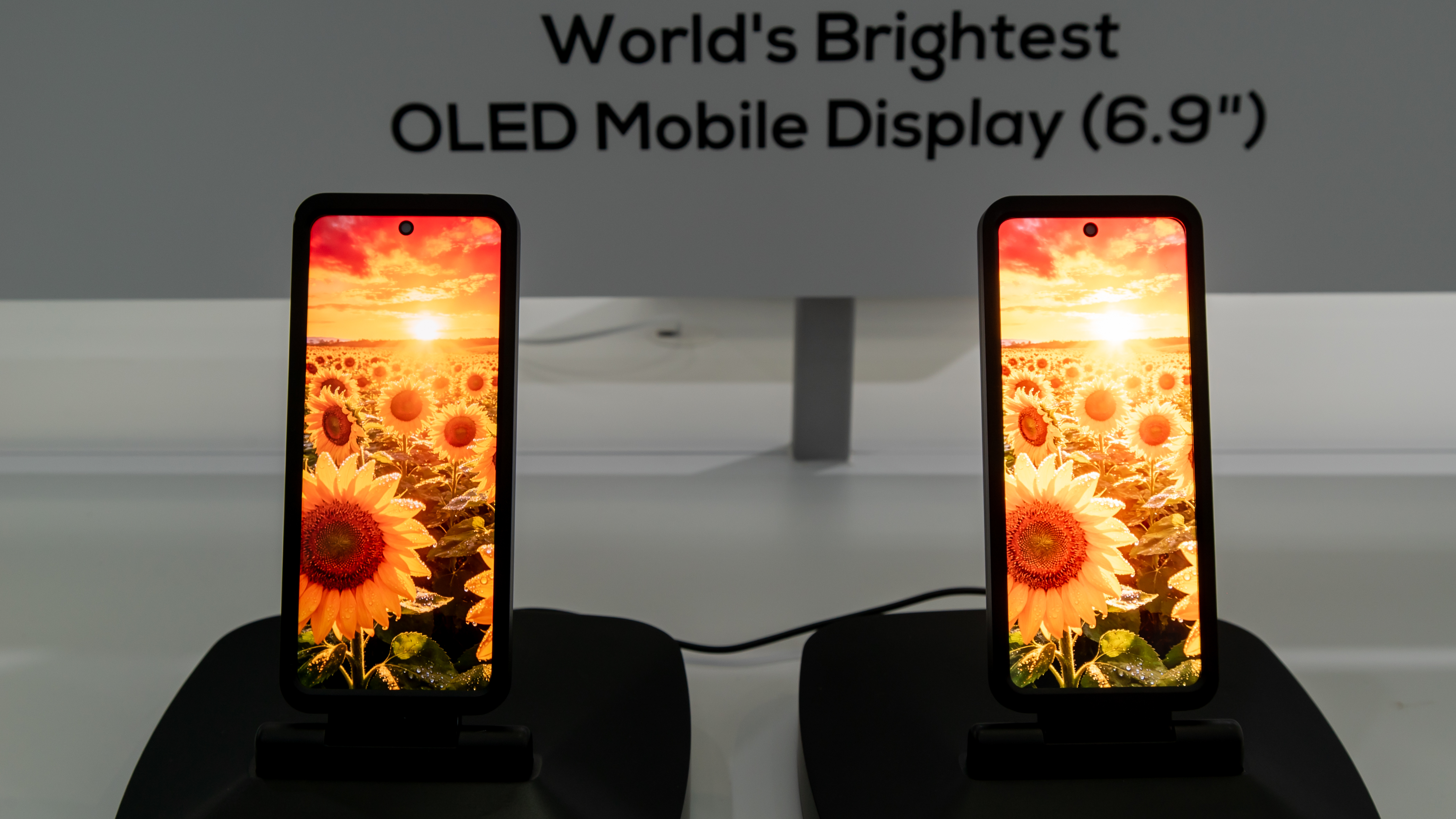 Comparison between a conventional display and one with a 15,000 nit brightness