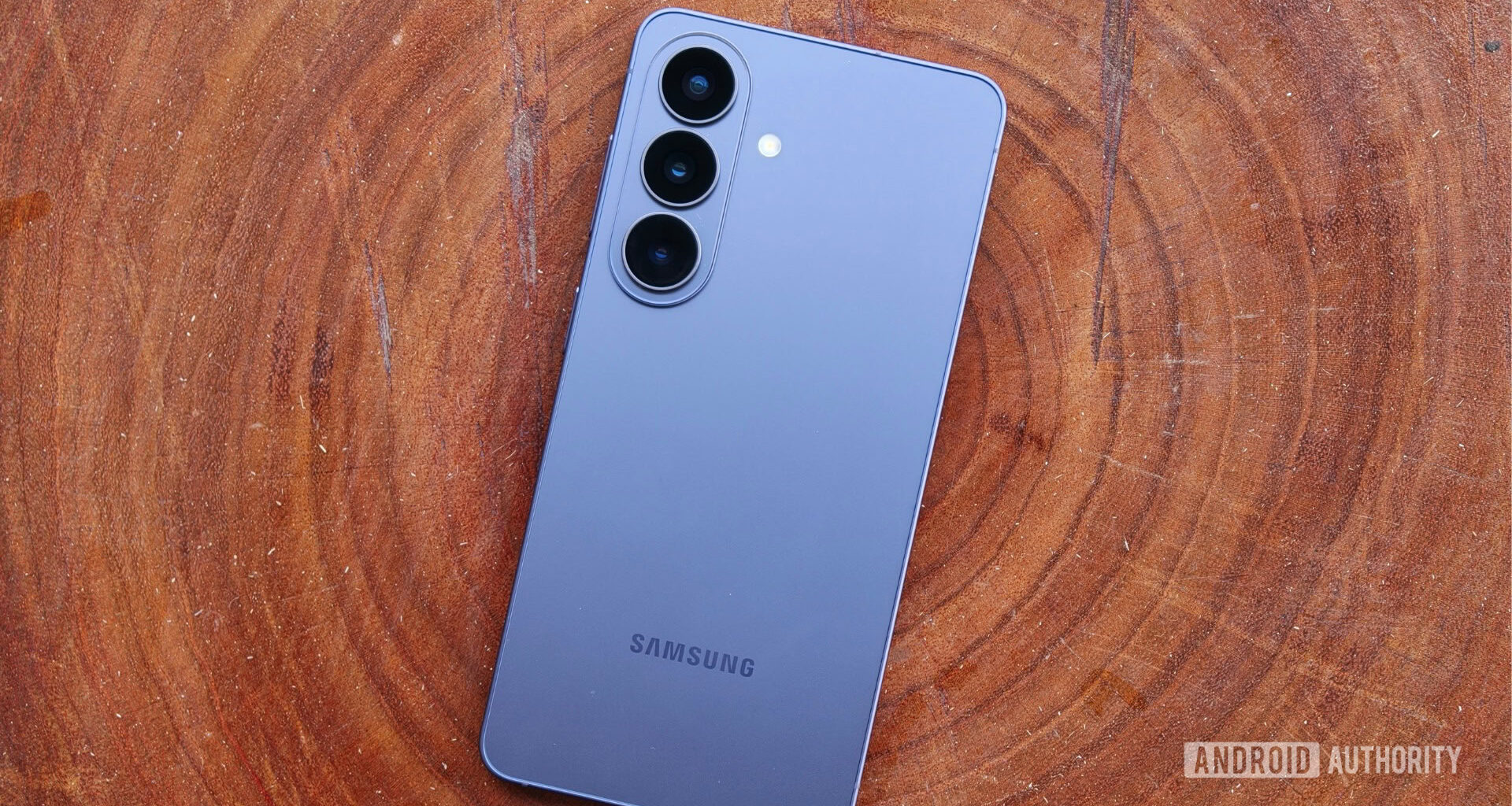 The back of the Samsung Galaxy S26 in its violet color.