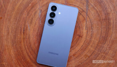 The back of the Samsung Galaxy S26 in its violet color.