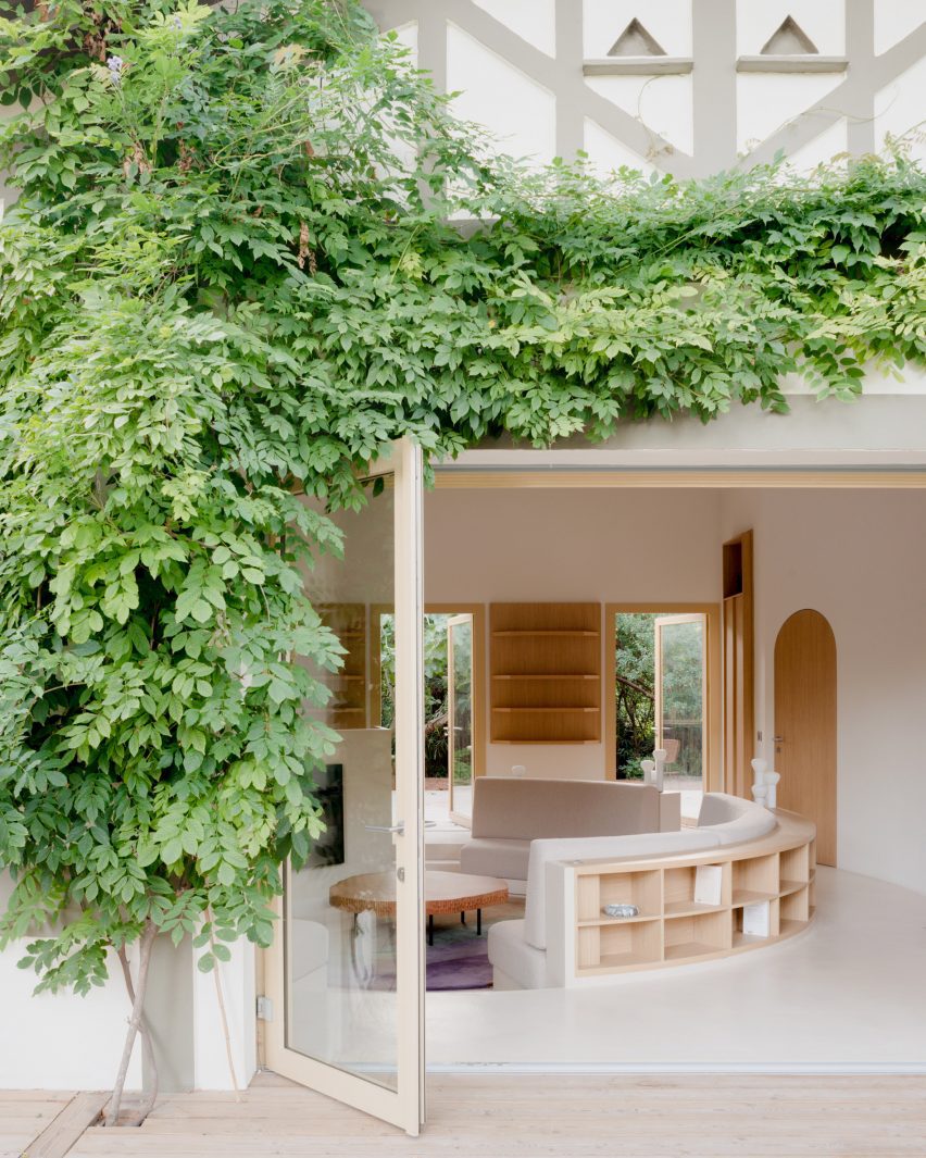 Seaside House by Studio Razavi