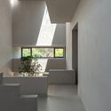 Stepped Well House  / A Threshold - Interior Photography, Concrete
