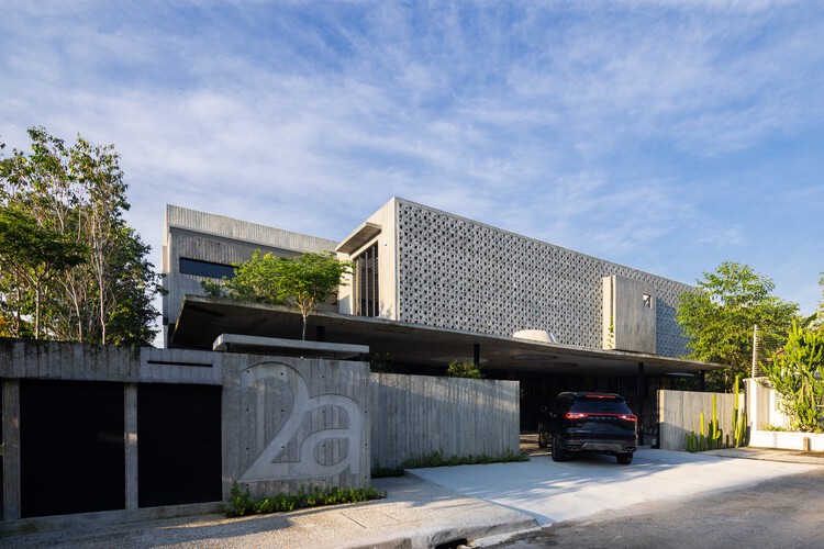 Tropical Shift House / O2 Design Atelier  + Choo Poo Liang Architect - Exterior Photography, Courtyard