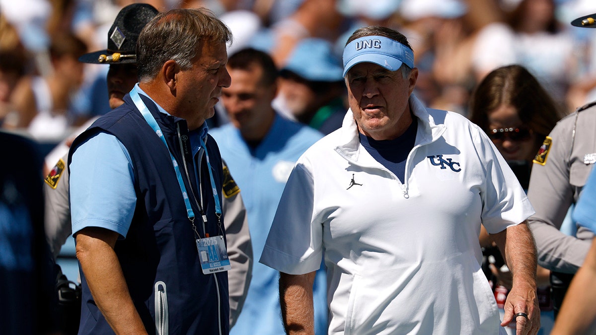 Michael Lombardi talks with Bill Belichick 