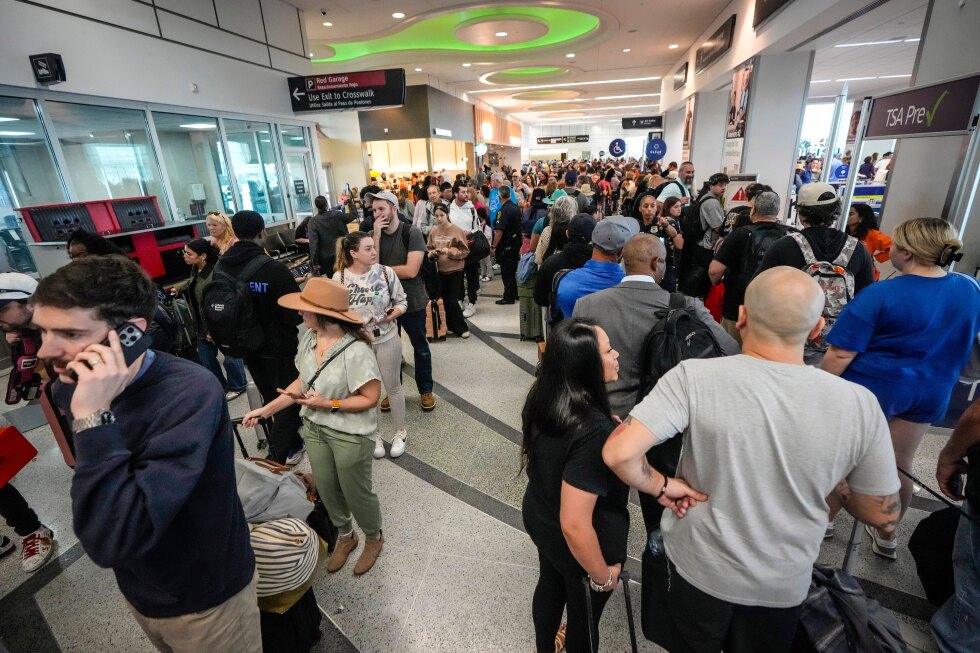 Travelers endure long wait times at Houston, New Orleans airports