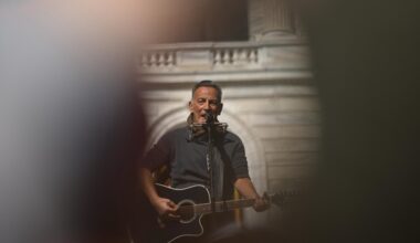 Bruce Springsteen kicks off US tour in Minneapolis in tribute to protesters