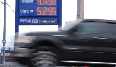 Average US gas prices soar past $4 a gallon