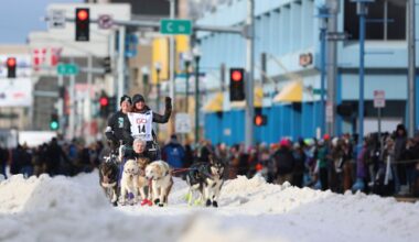 Barking dogs take over downtown Anchorage for Iditarod start