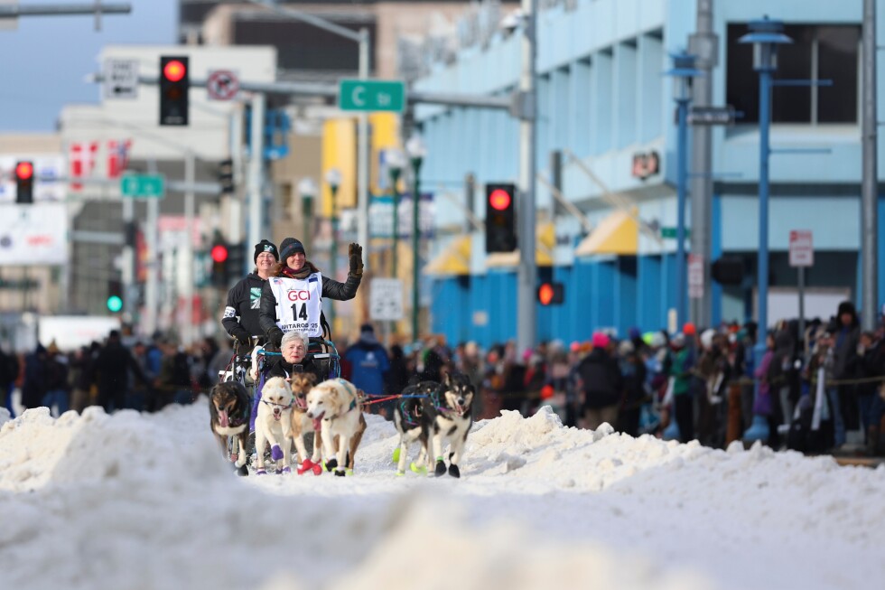 Barking dogs take over downtown Anchorage for Iditarod start