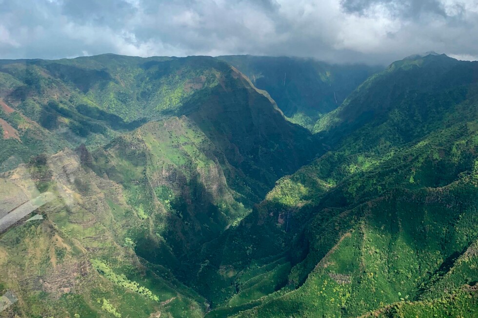 3 killed in tourist helicopter crash on Kauai's Na Pali Coast