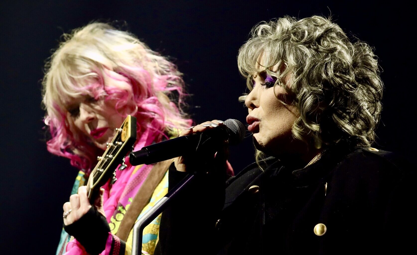 Heart pumps out its classic tunes and covers Wednesday night at Fargo's Scheels Arena - InForum