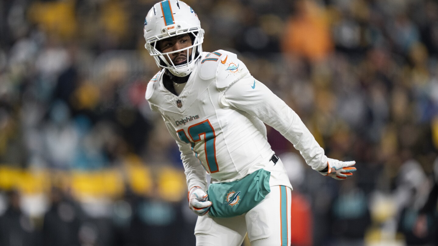 Dolphins trade Jaylen Waddle to Broncos