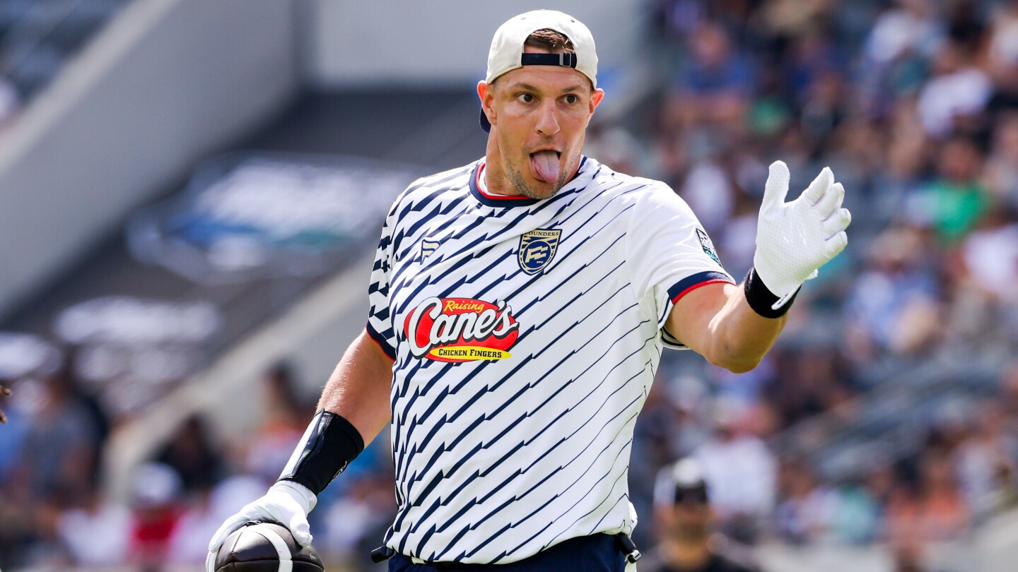 Rob Gronkowski suffers hamstring injury in flag football debut