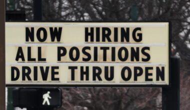 US jobless claims filings unchanged from previous week at 213,000, layoffs remain low