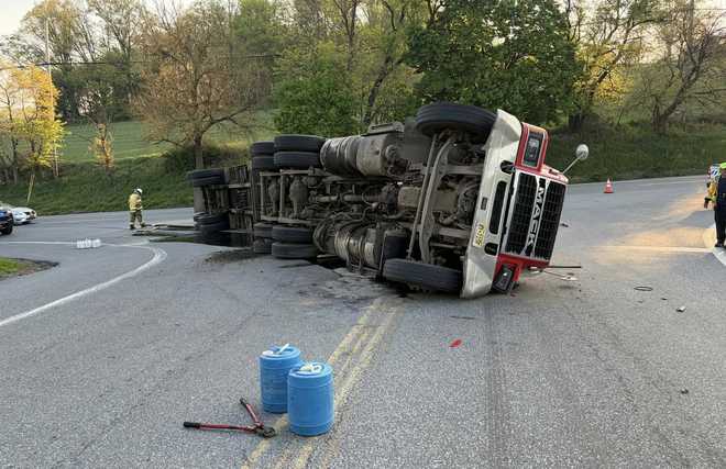 Tractor-trailer hauling trash overturns tractor-trailer hauling trash overturns